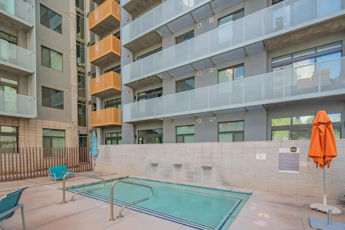 Relaxing 2Bd - Central Downtown - Gym, Pool, Parking Phoenix Apartment